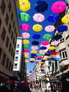 Luksemburg na kolorowo z parasolami